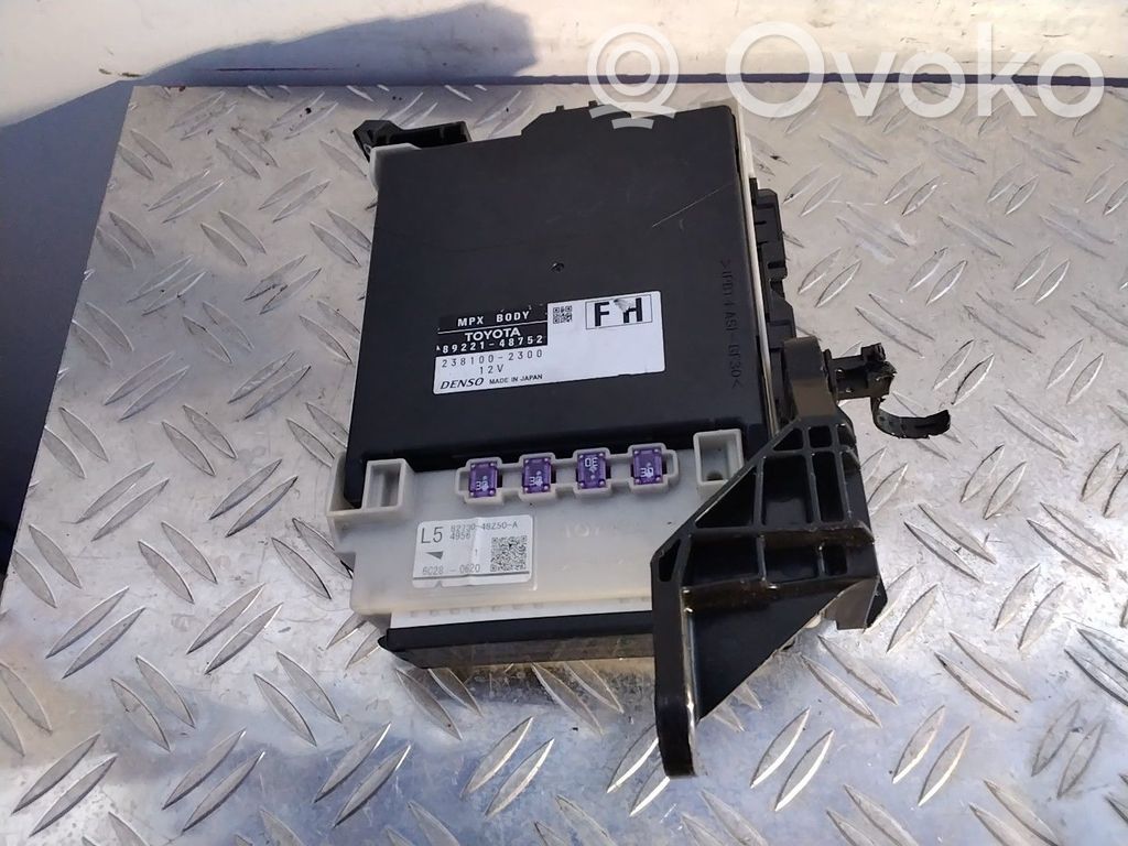 Módulo de fusible   8922148752,2381002300,8273048Z50A