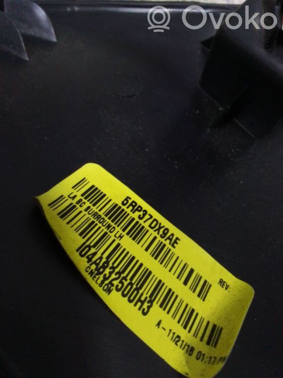 Dodge Challenger Kita salono detalė 