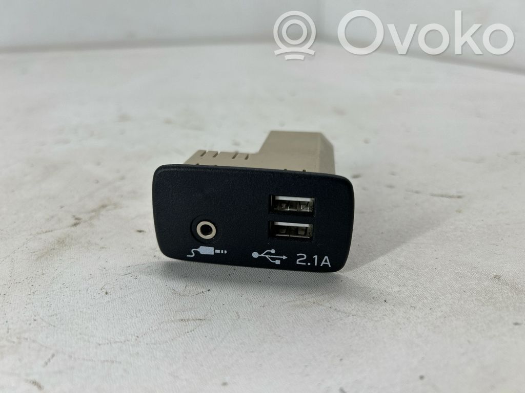 Subaru Forester SK USB savienotājs 