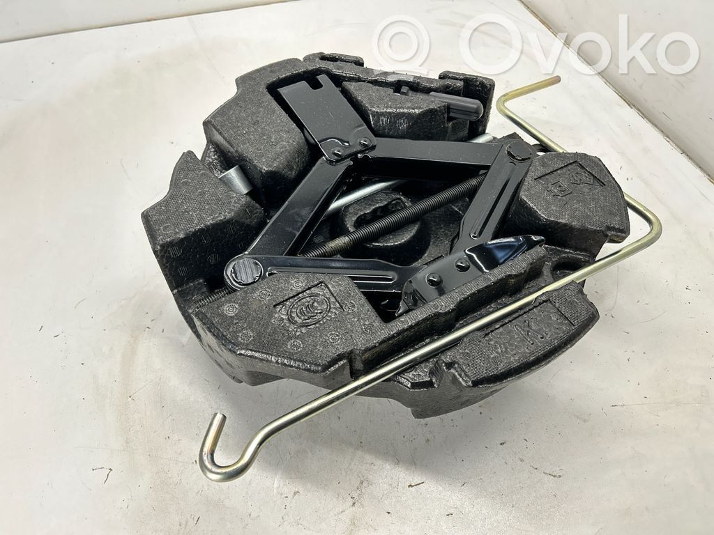 Subaru Forester SK Spare wheel mounting bracket 