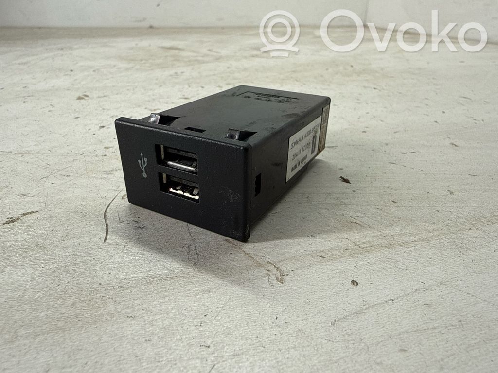 Infiniti QX30 USB socket connector 