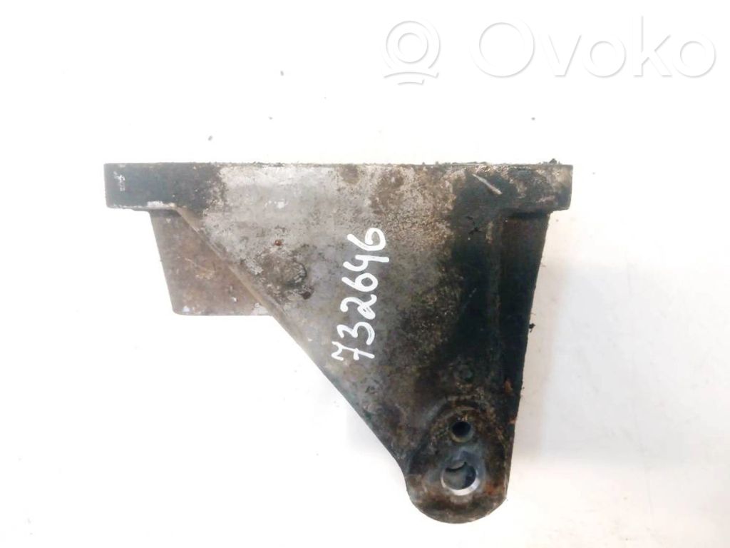 Engine mounting bracket