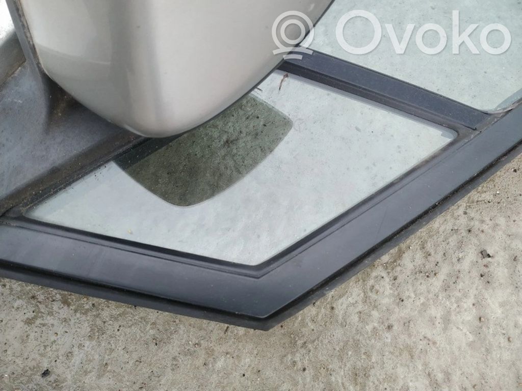 Ventanilla de ventilación de la puerta delantera cuatro puertas