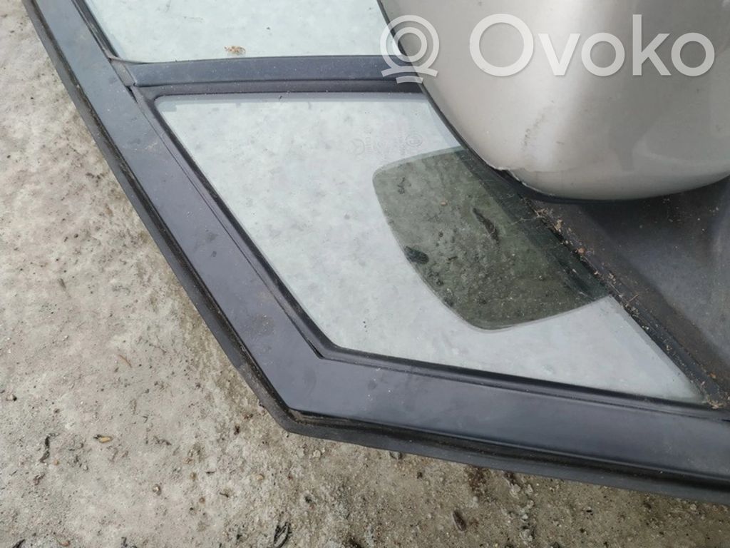 Ventanilla de ventilación de la puerta delantera cuatro puertas