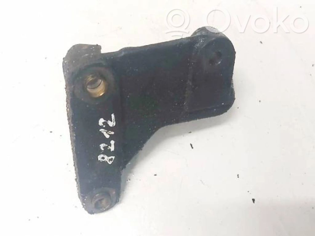Volvo S60 Engine mounting bracket 