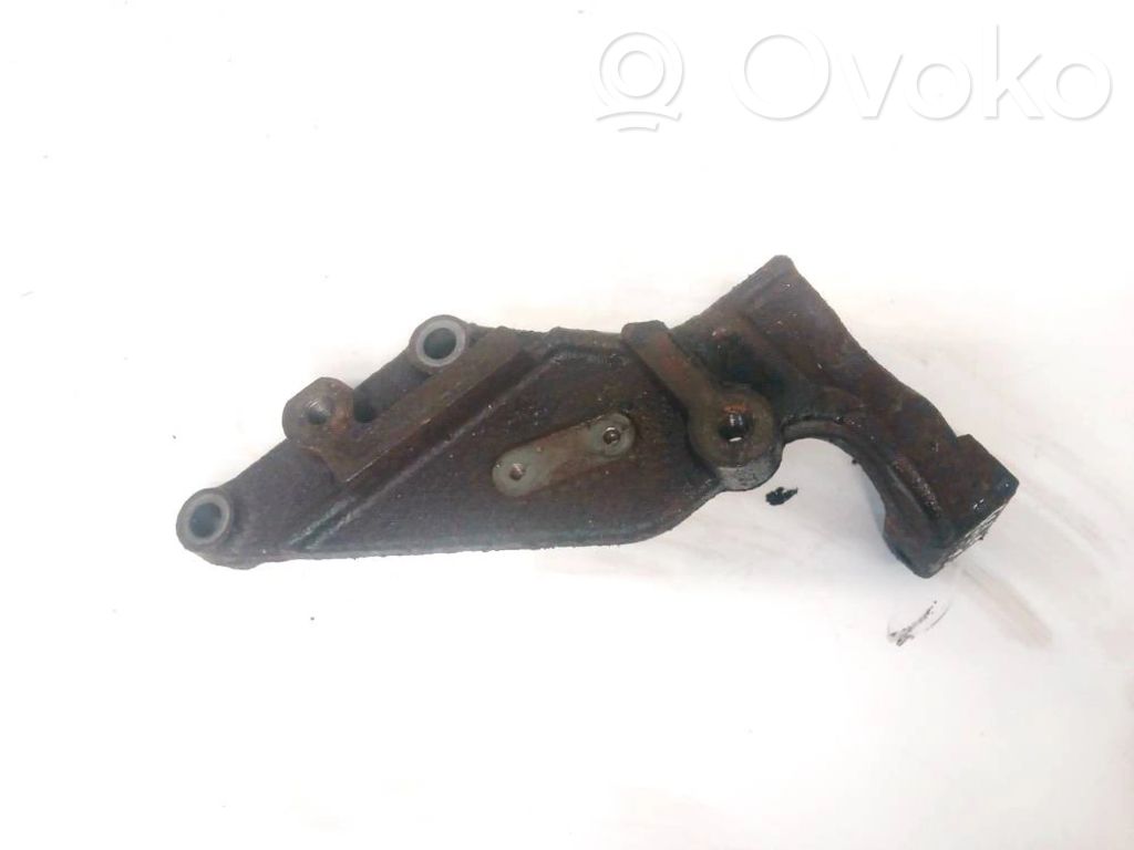 Engine mounting bracket
