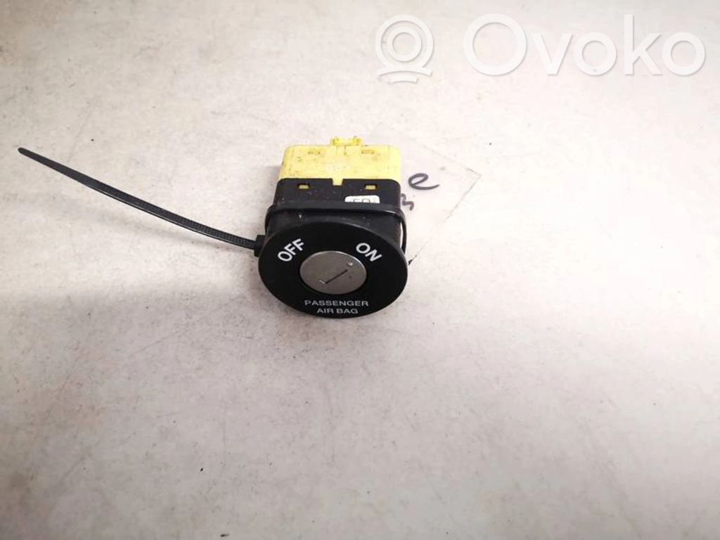 Passenger airbag on/off switch