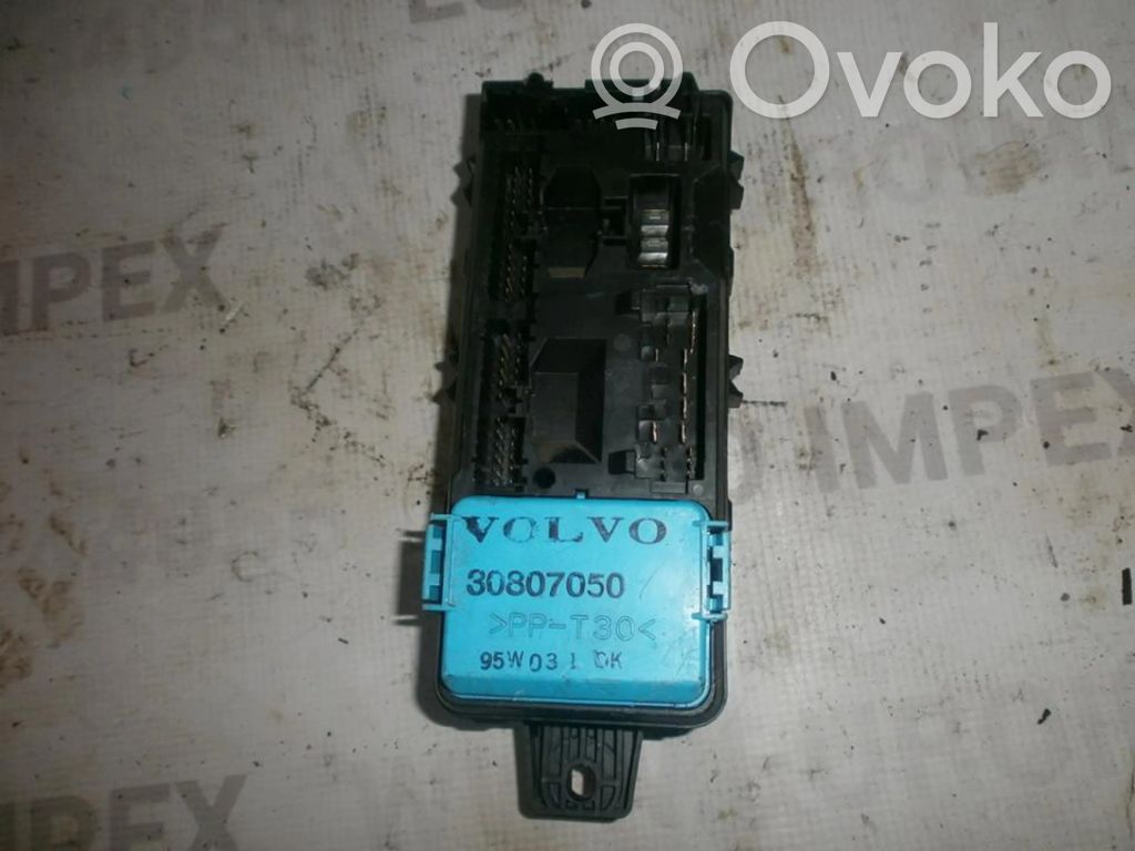Volvo S40, V40 Skrzynka bezpieczników / Komplet 