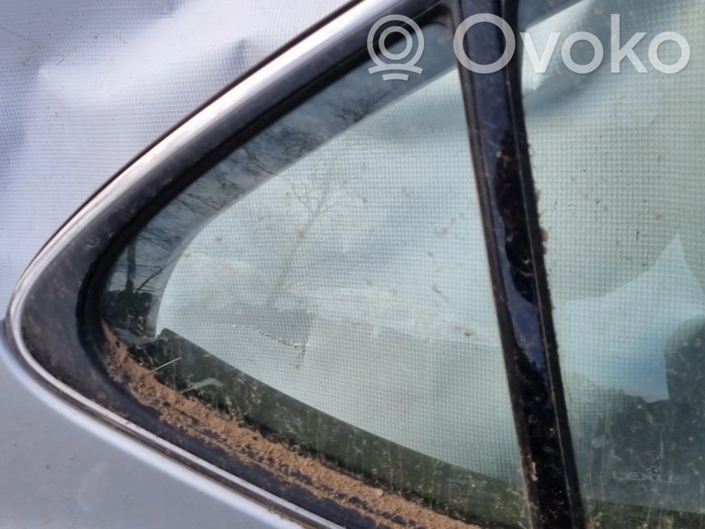 Ventanilla de ventilación de la puerta trasera