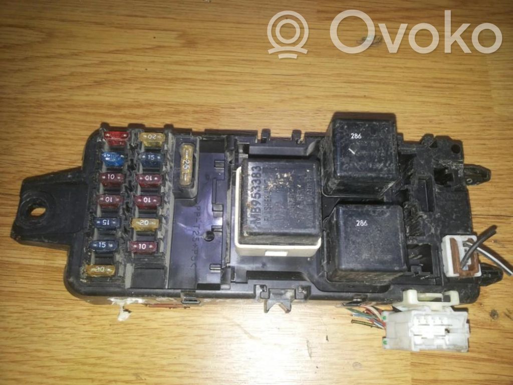 Mitsubishi Carisma Skrzynka bezpieczników / Komplet 
