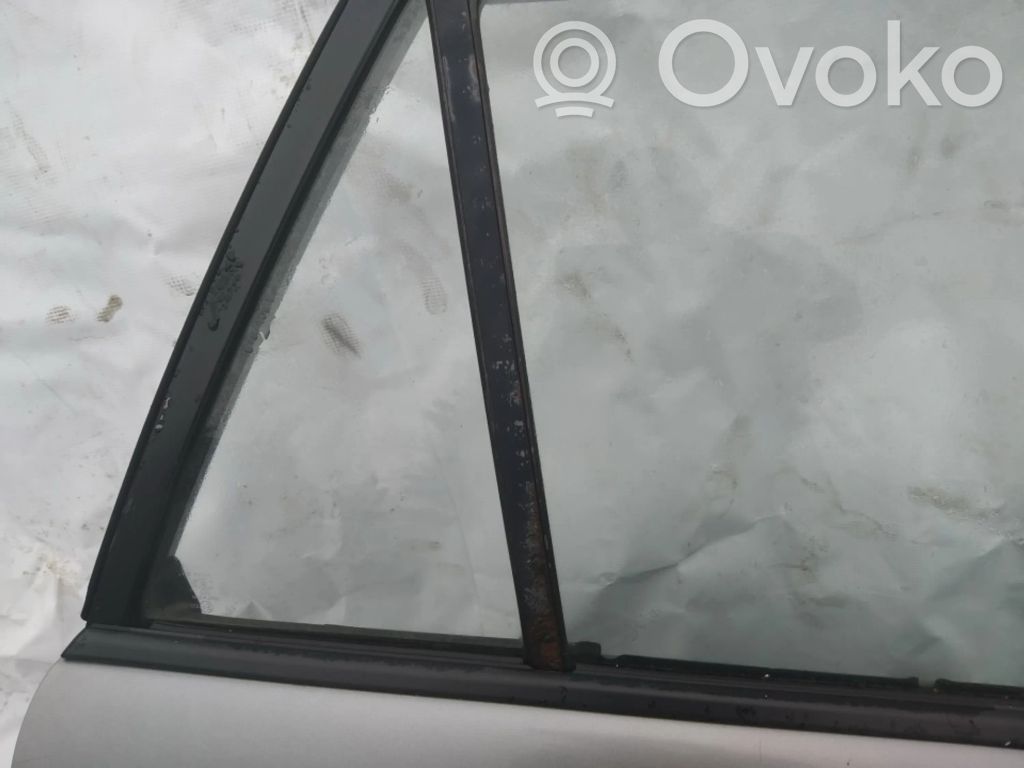 Ventanilla de ventilación de la puerta trasera