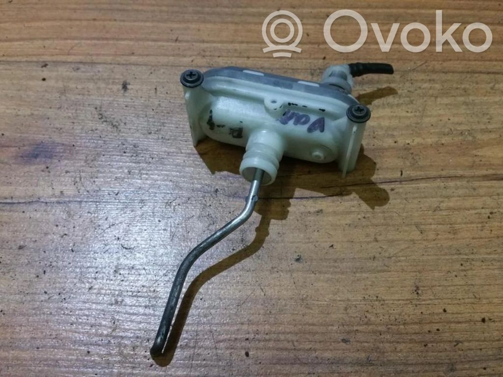 Volkswagen PASSAT B4 Pompa a vuoto chiusura centralizzata 