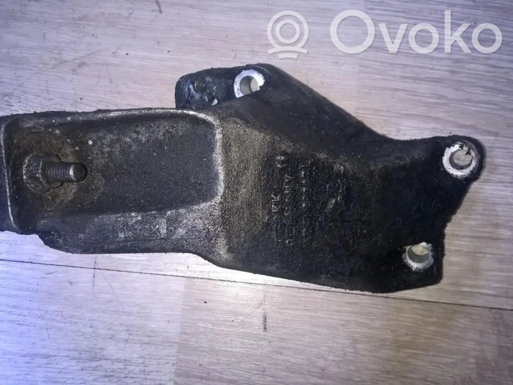 Audi A4 S4 B5 8D Łapa / Mocowanie silnika 
