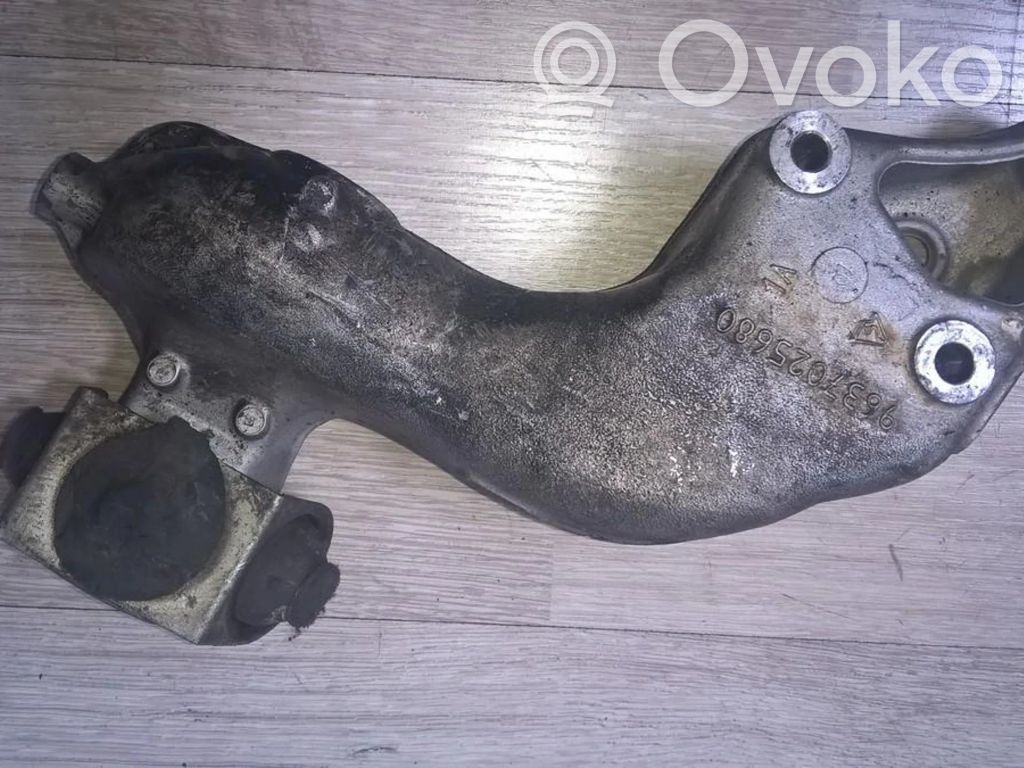 Peugeot 206 Engine mounting bracket 