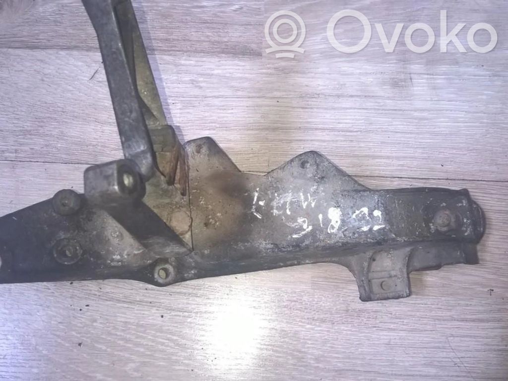 BMW 3 E36 Engine mounting bracket 