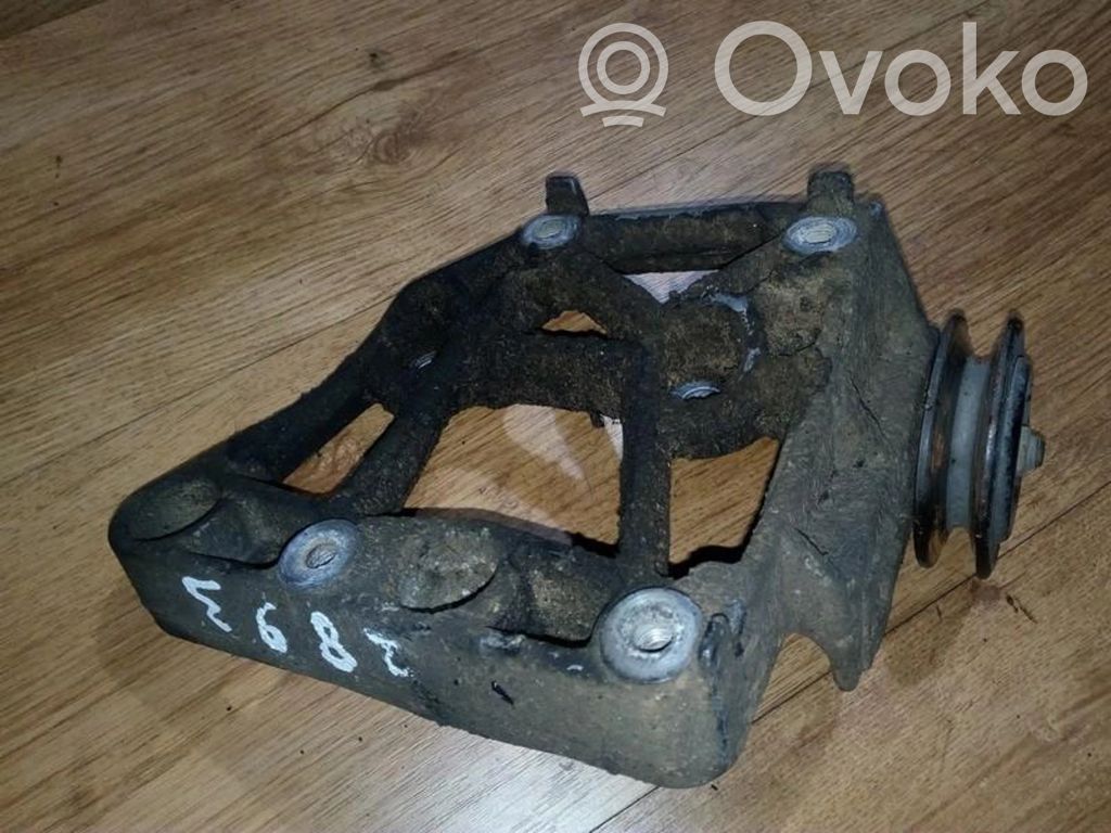 Engine mounting bracket
