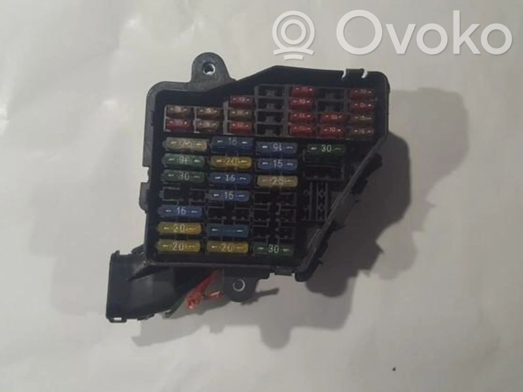 Audi A4 S4 B5 8D Skrzynka bezpieczników / Komplet 