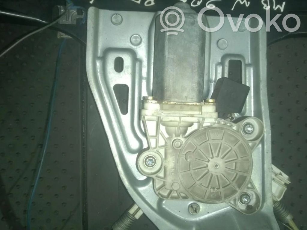 Mercedes-Benz C W203 Silnik regulatora szyby drzwi przednich 