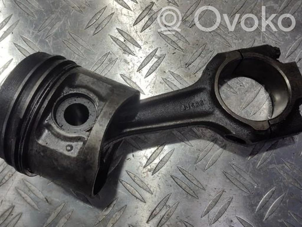 Piston avec bielle