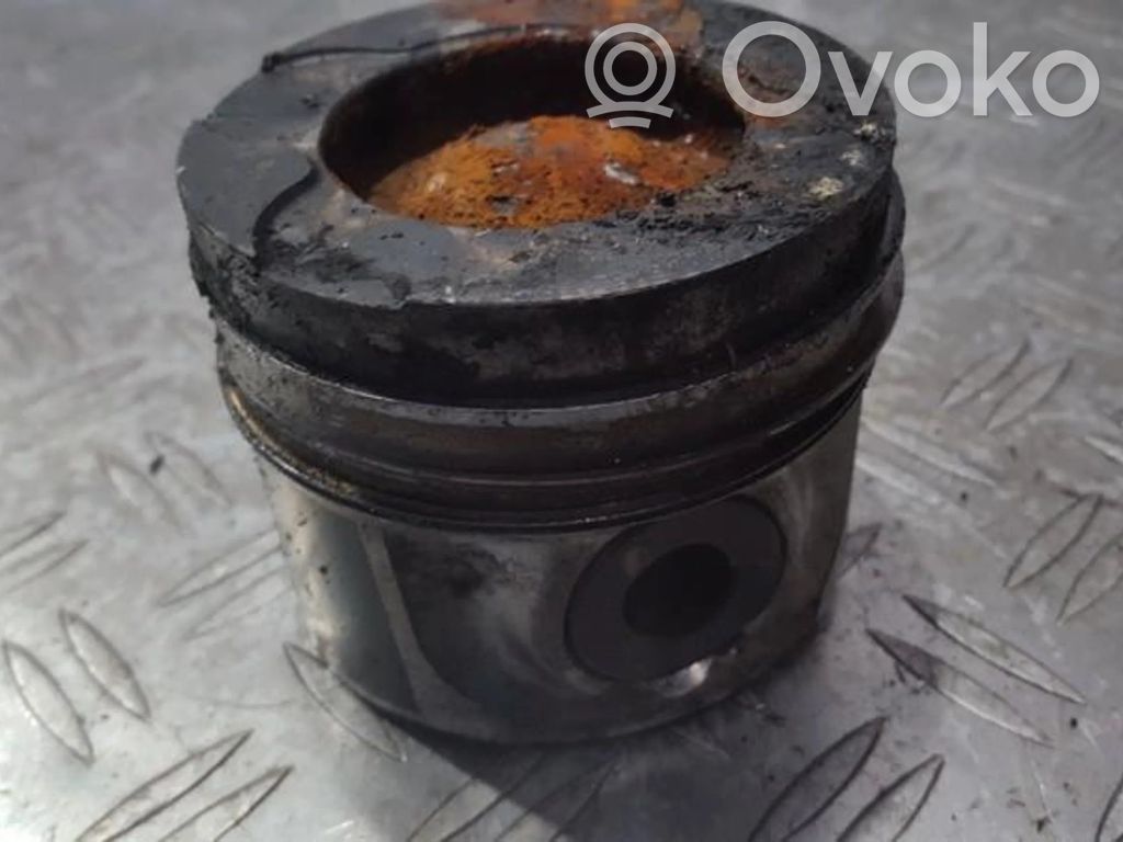Toyota Avensis T250 Piston