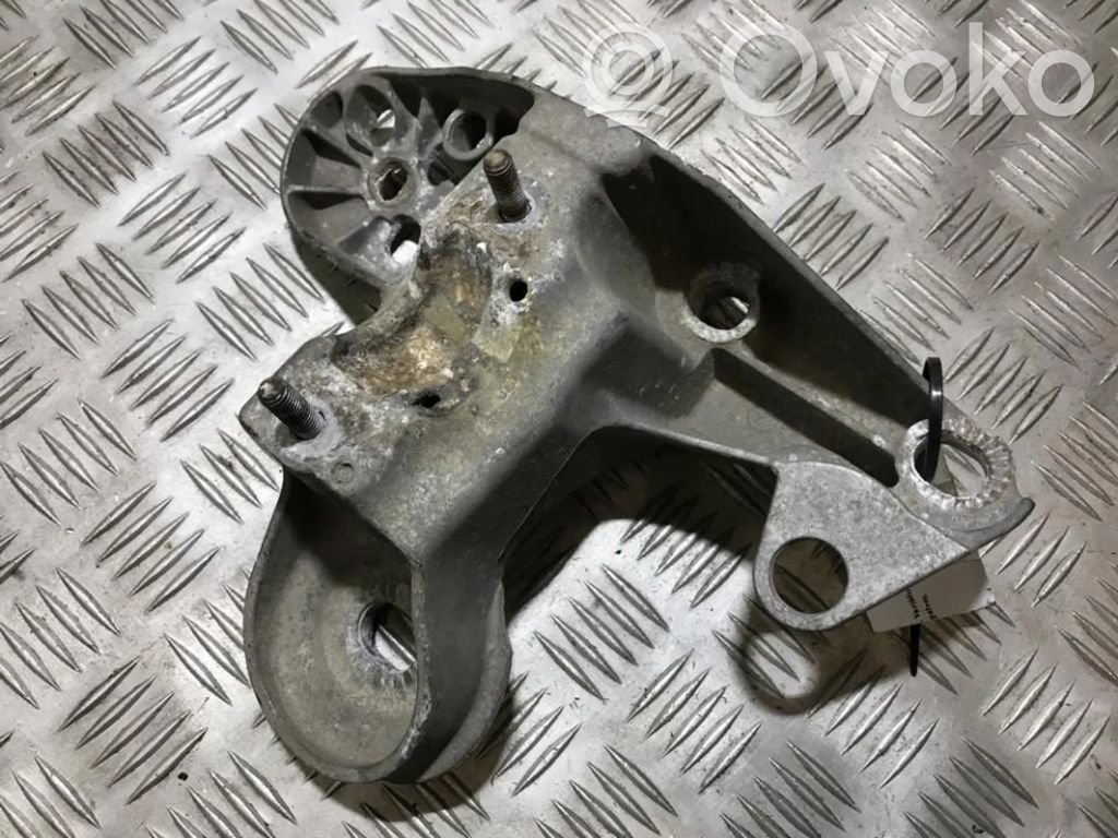 Volkswagen PASSAT B5 Engine mounting bracket 