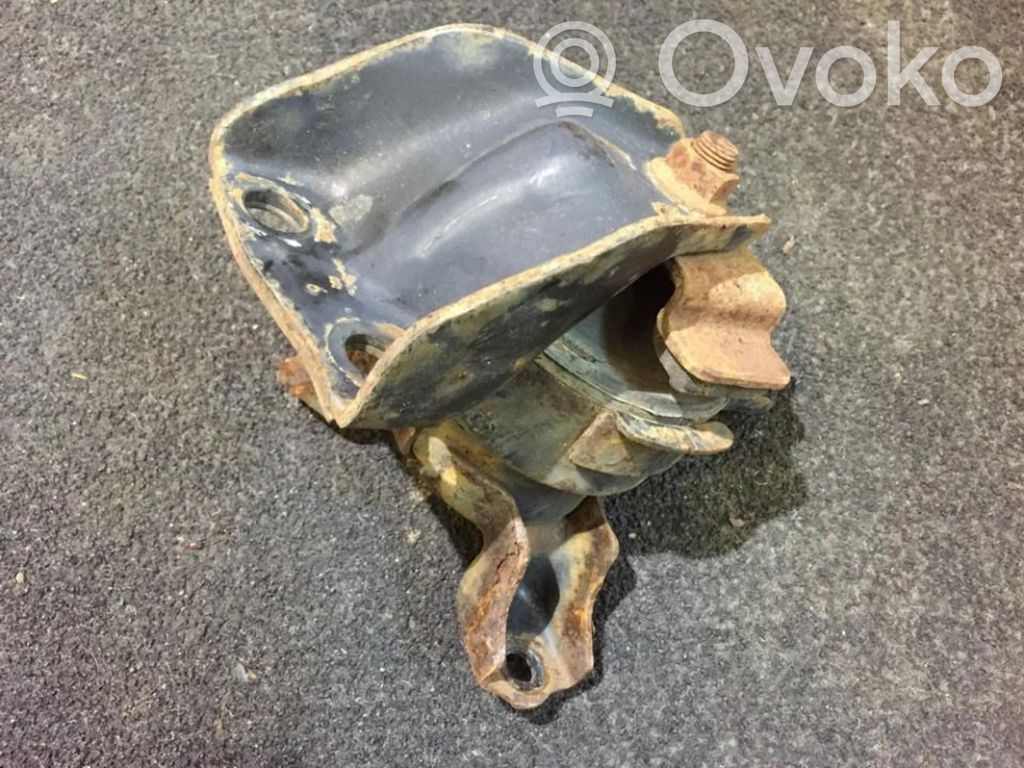 Engine mount bracket