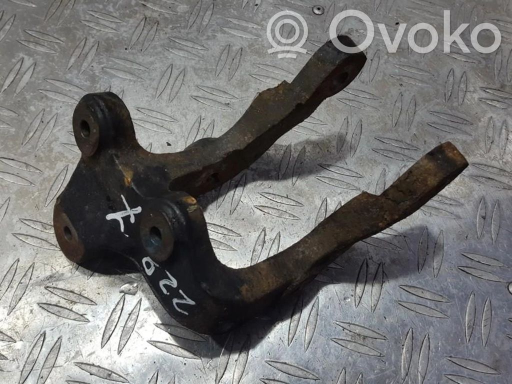 Engine mounting bracket