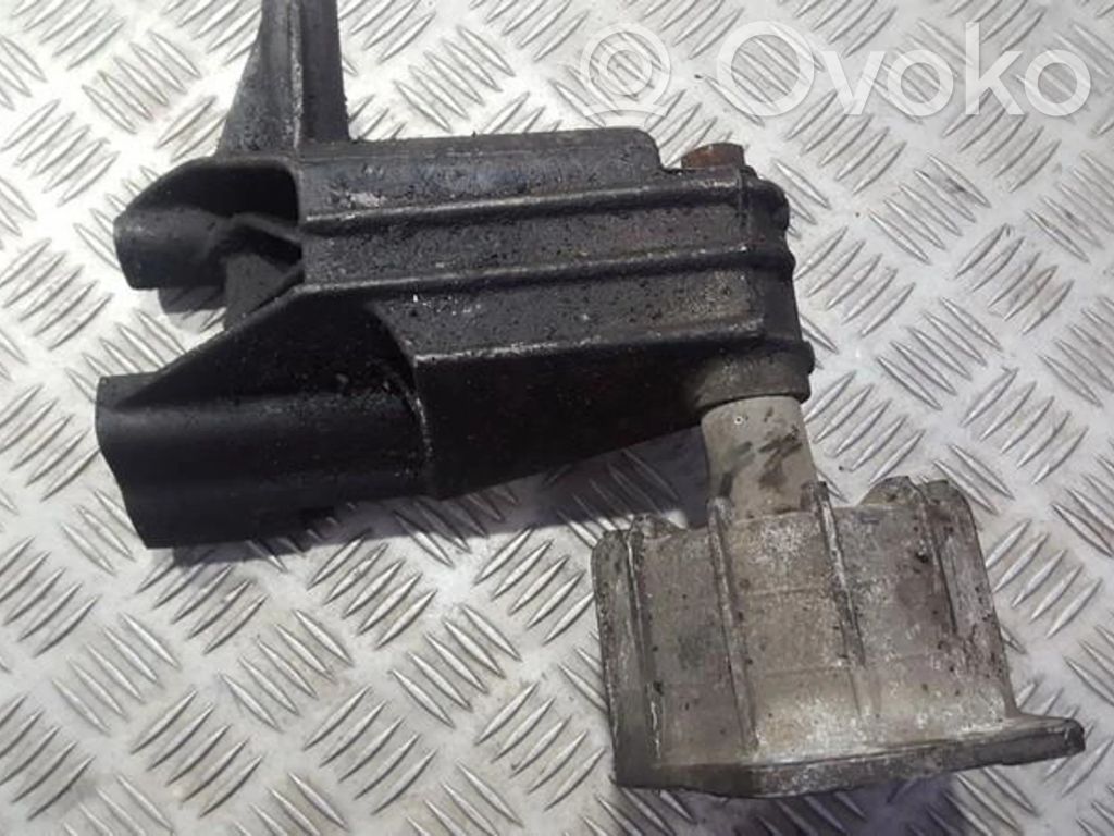 Engine mount bracket