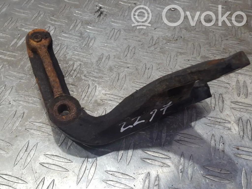 Engine mounting bracket