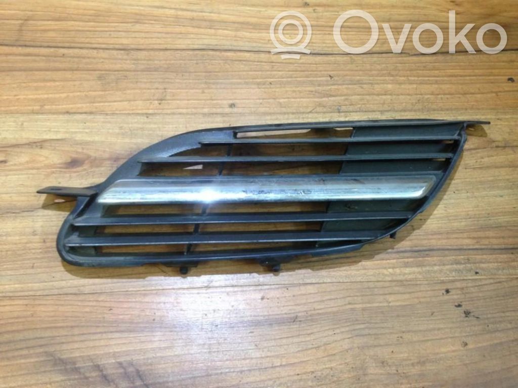 Nissan Almera Tino Rejilla inferior del parachoques delantero 