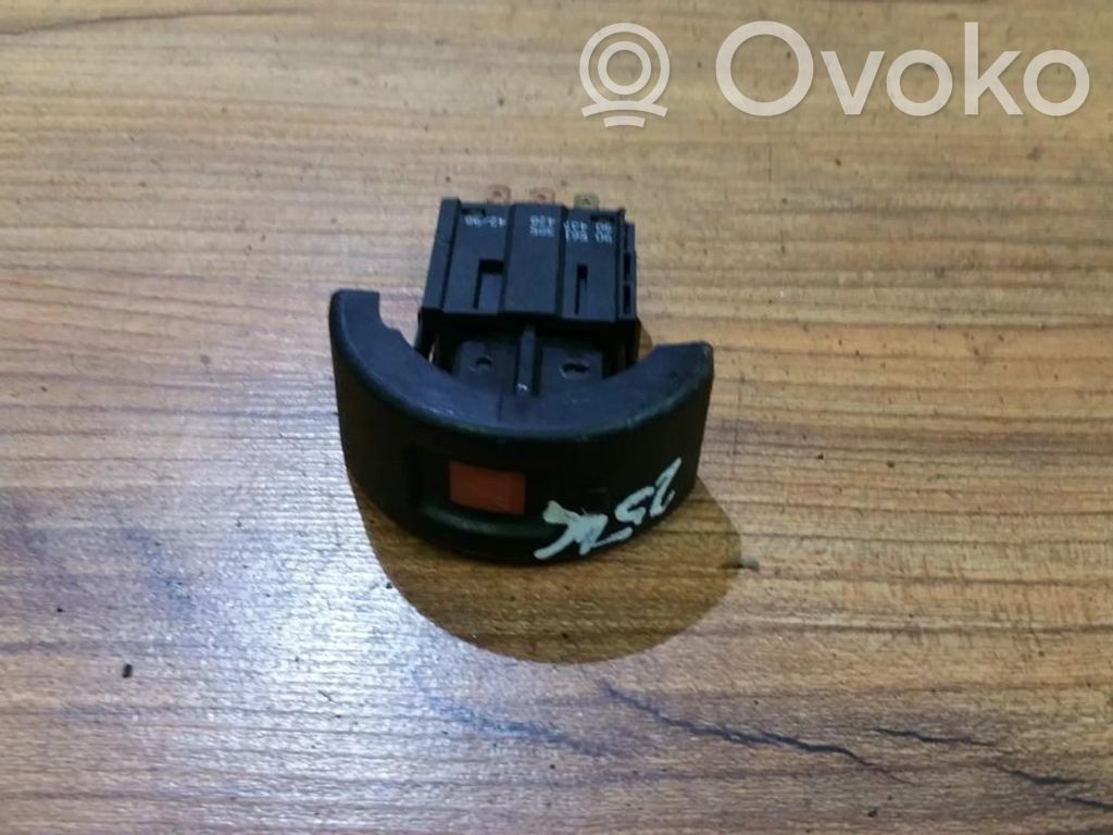 Botón interruptor de luz de peligro   90565714,90493804,90457316,90493804,90494406,90565714