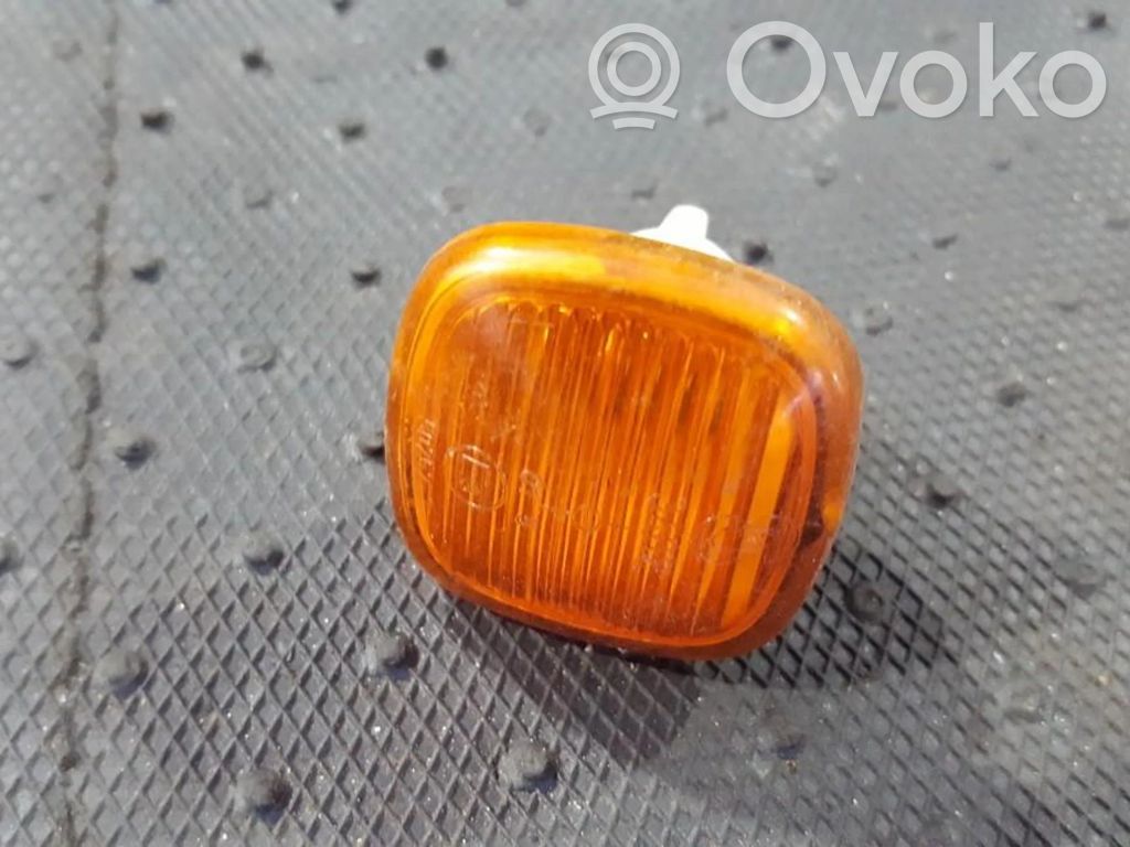 Audi A4 S4 B5 8D Semnalizator bară față 