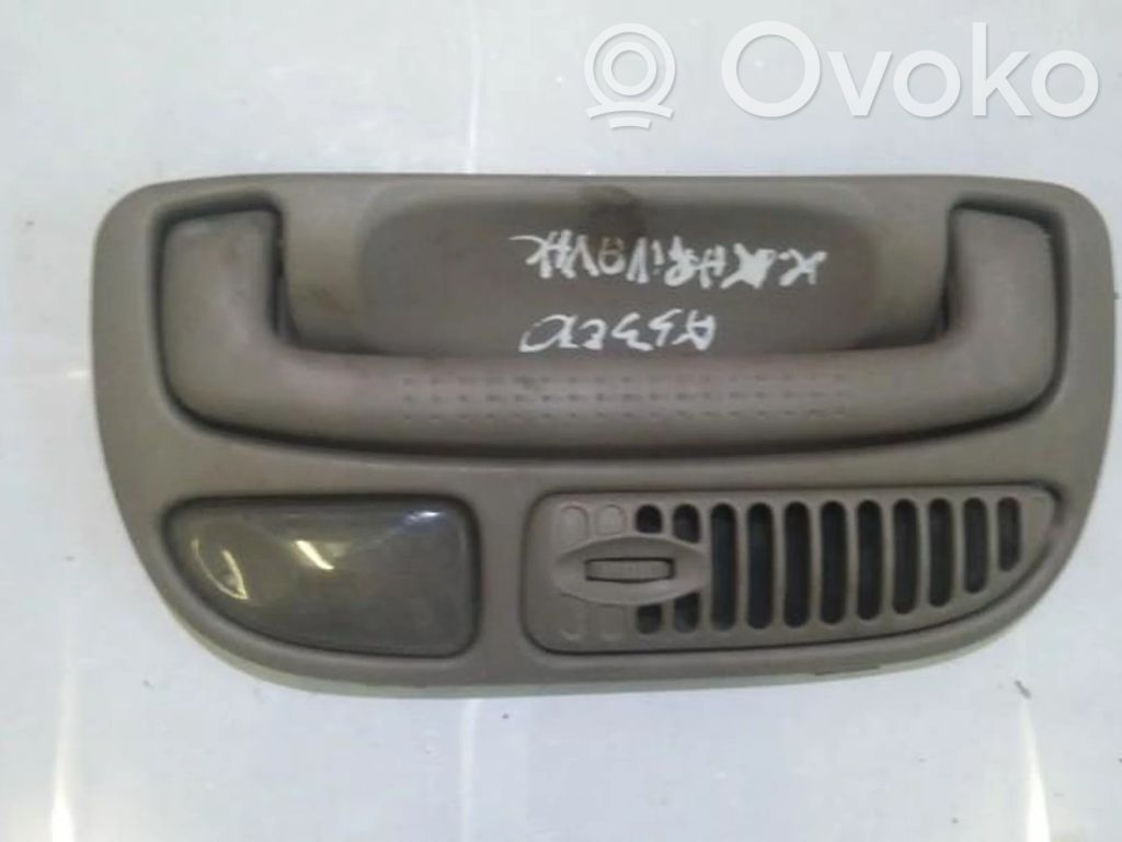 KIA Carnival Etuistuimen valo