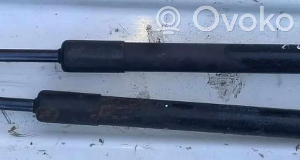 Suzuki Swift I Amortyzator klapy tylnej bagażnika 