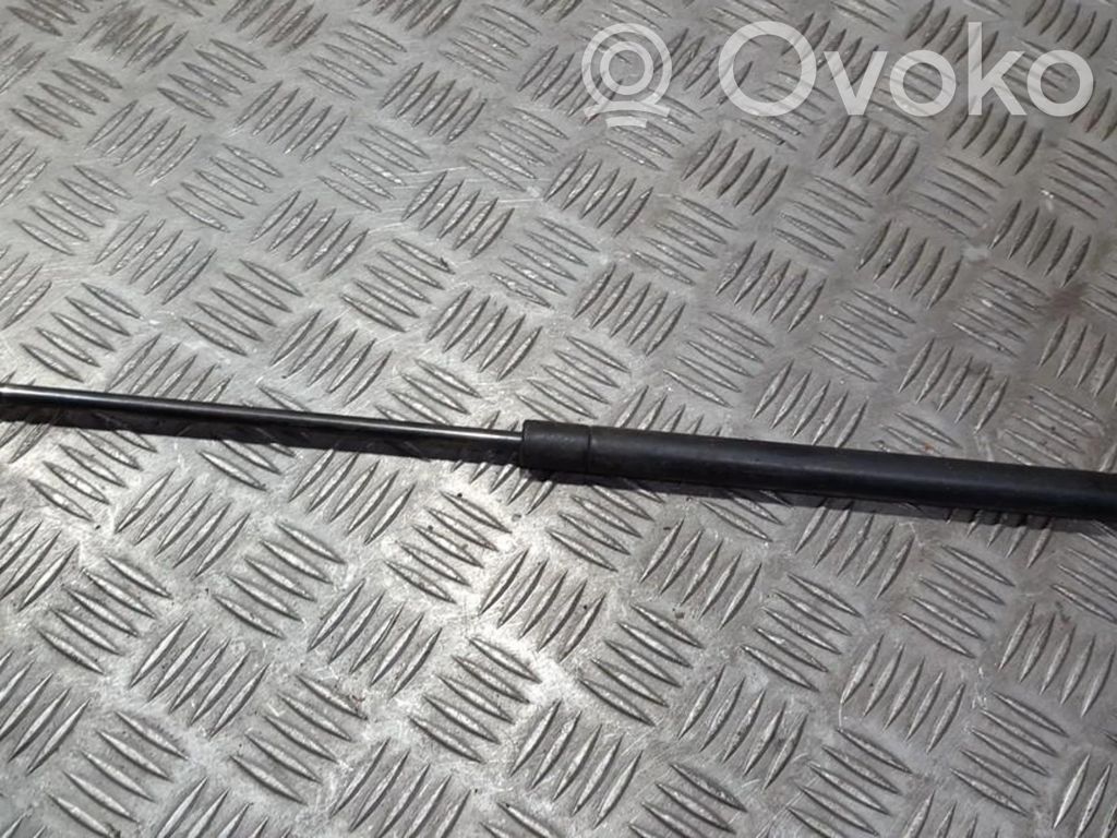 Volkswagen Golf III Amortyzator klapy tylnej bagażnika 