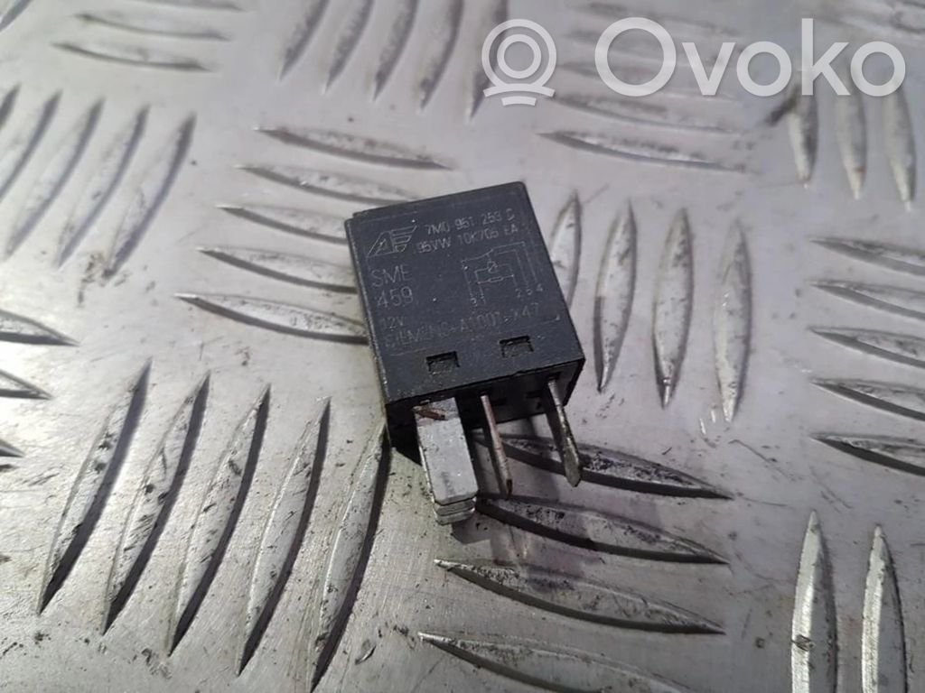 Otros relés   7M0951253C,95VW10K705EA,7M0951253C,95VW10K705EA