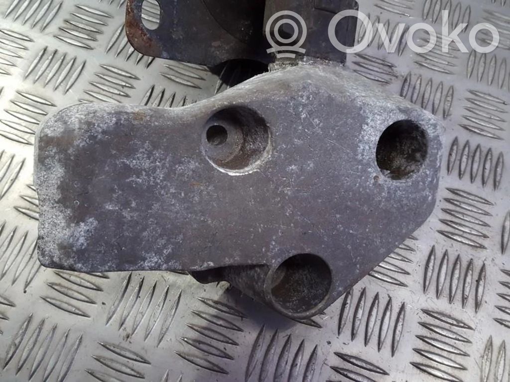 Engine mounting bracket