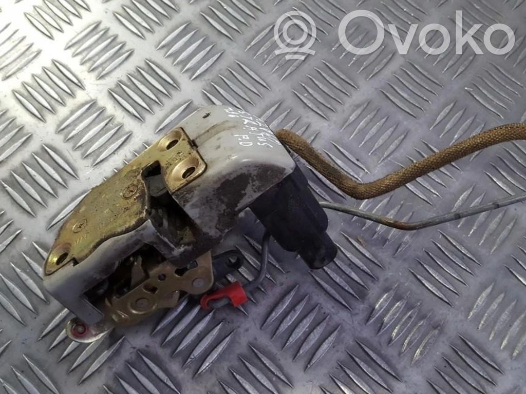 Serrure de porte avant