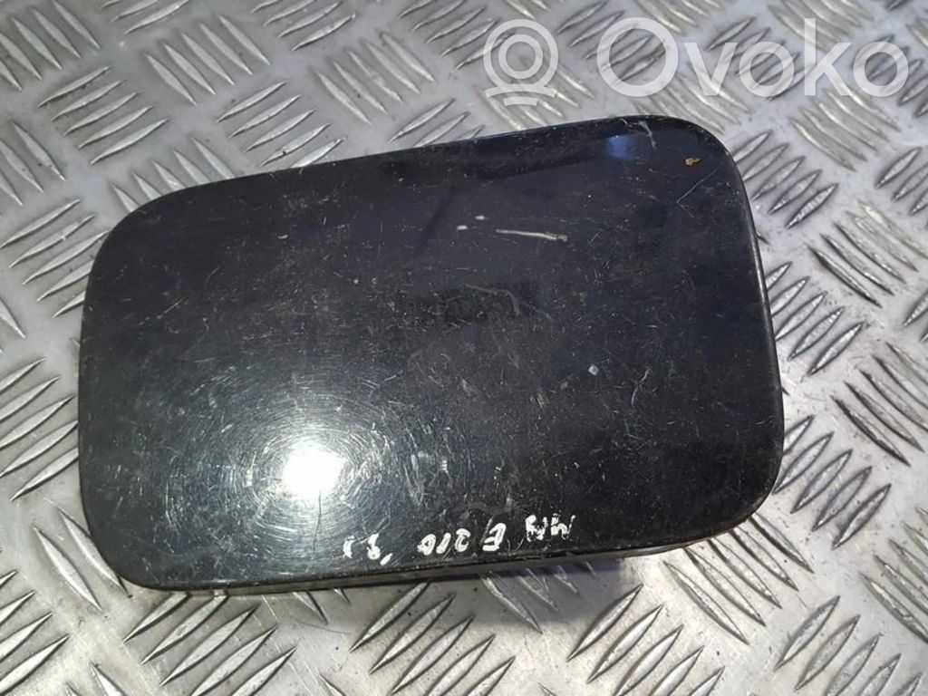 Mercedes-Benz E W210 Polttoainesäiliön korkki 