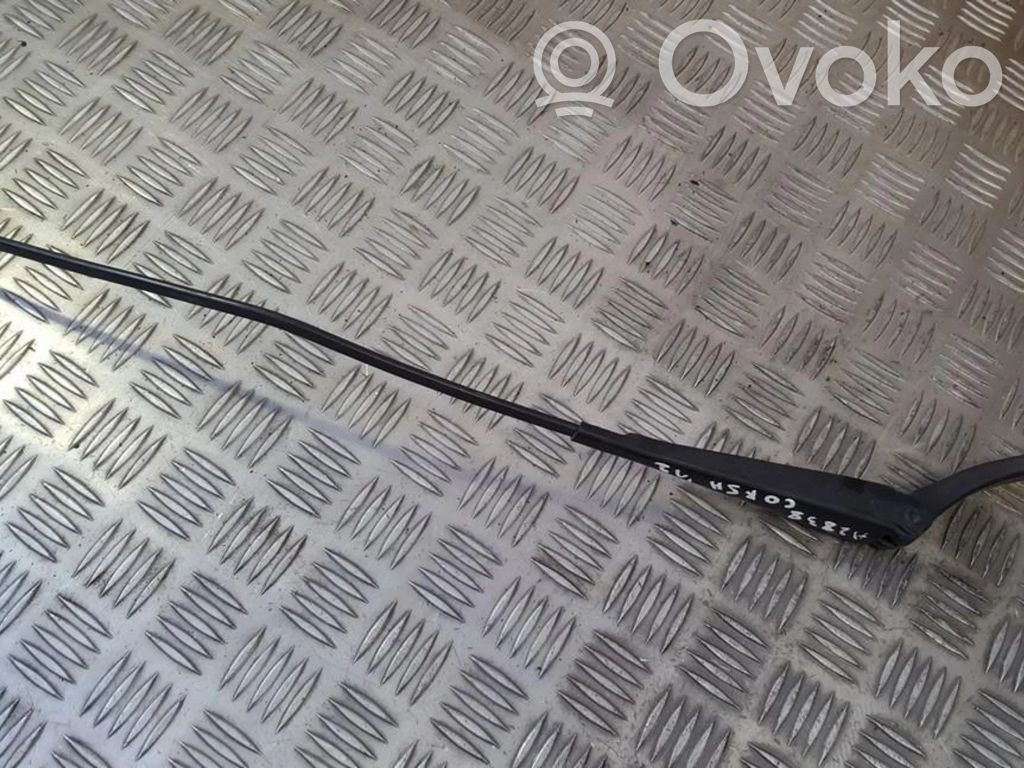 Opel Corsa D Brazo del limpiaparabrisas delantero 