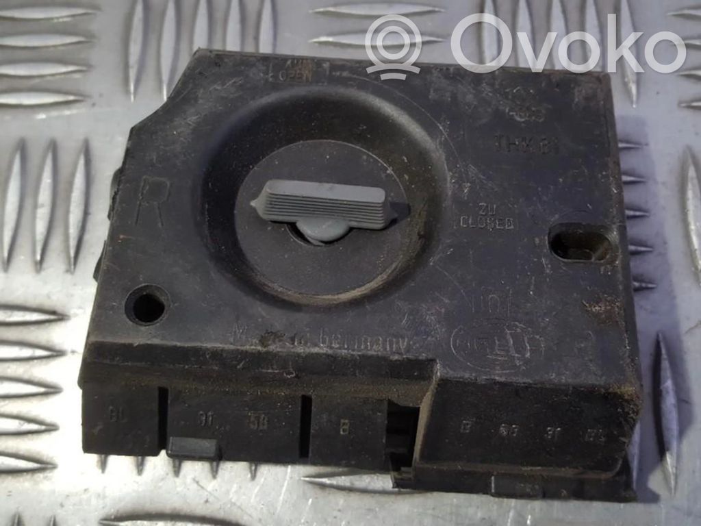 Takavalon polttimon suojan pidike   THK81,P25132,P25132,THK81