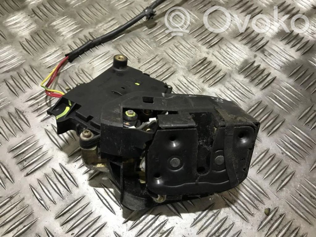 Mazda 323 F Zamek drzwi przednich 