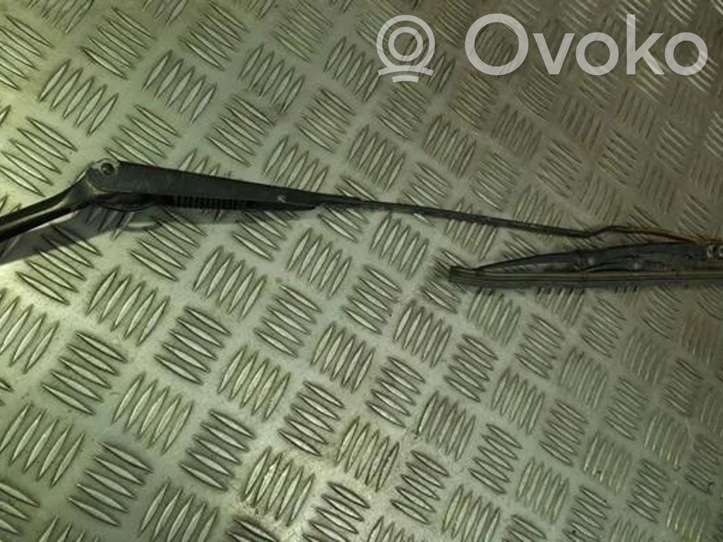 Opel Vectra B Priekinio stiklo valytuvų kojelė 