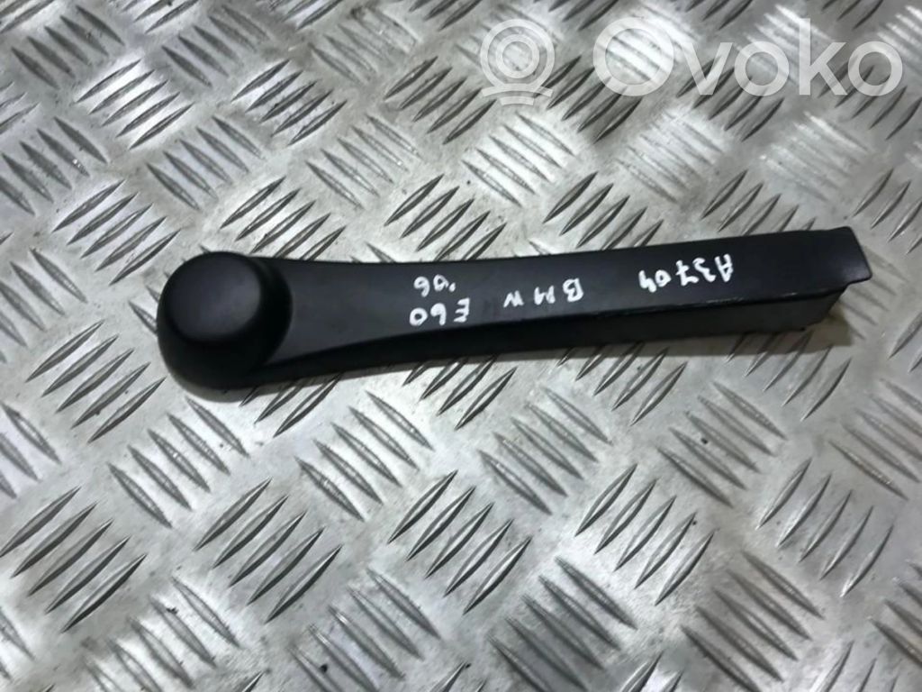 BMW 5 E60 E61 Brazo del limpiaparabrisas delantero 