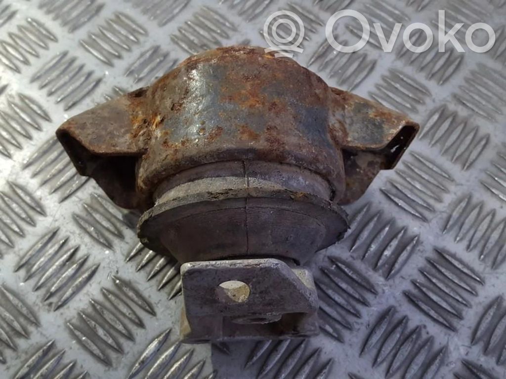 Volkswagen PASSAT B3 Engine mount bracket 