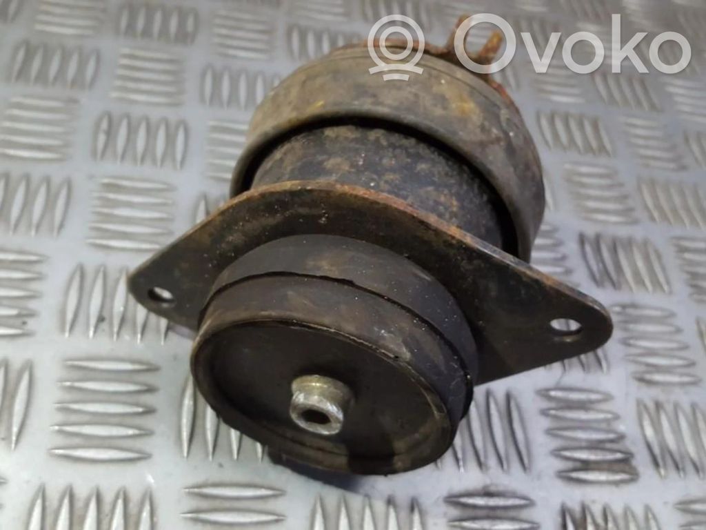 Volkswagen Caddy Moottorin kiinnikekorvake 