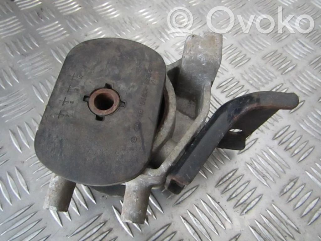 Hyundai Getz Engine mount bracket 