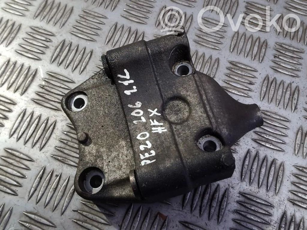 Peugeot 206 Engine mounting bracket 