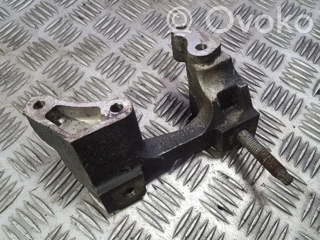 Ford Focus Engine mounting bracket 
