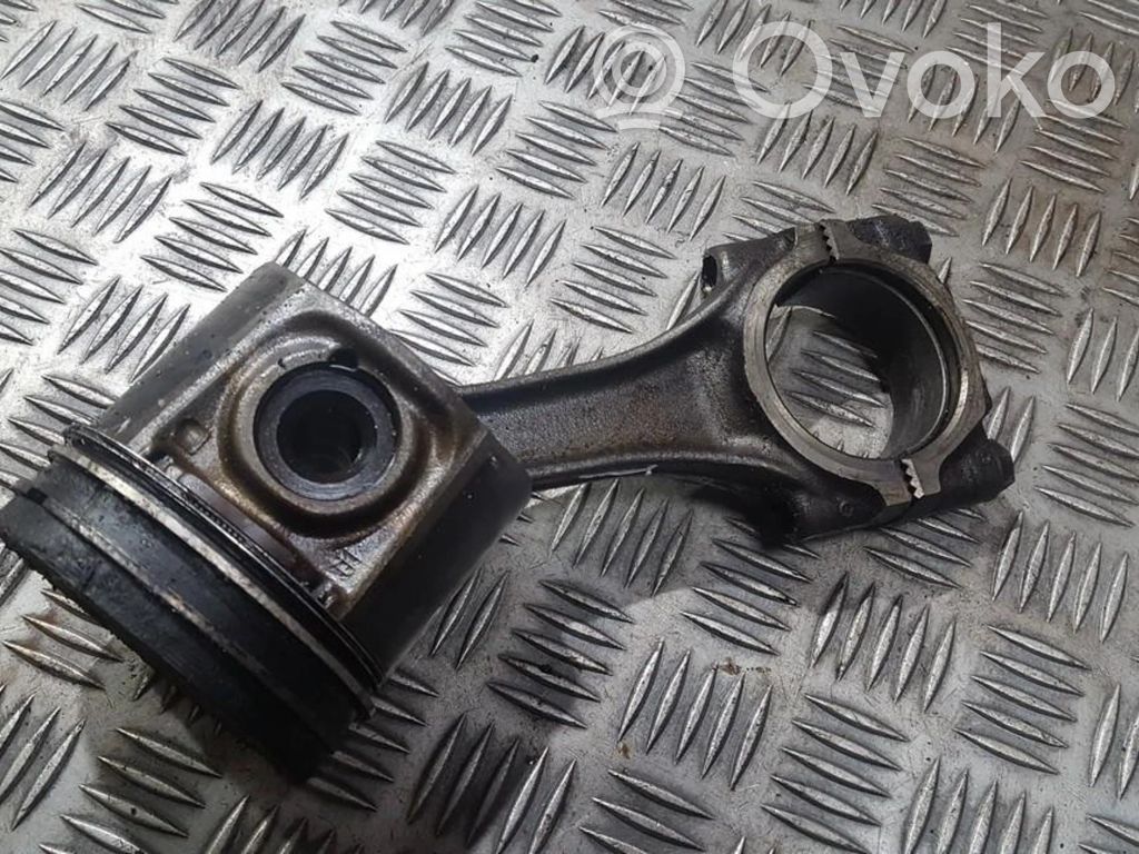 Piston avec bielle